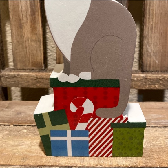 Christmas Cat Wood Decor, Gray & White Cat Wearing A Christmas Hat & Presents - Picture 8 of 9